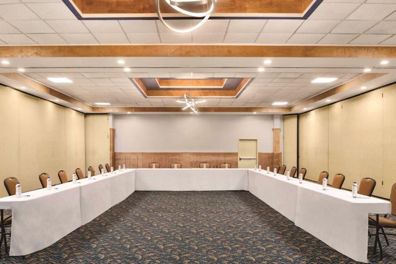 Wyndham Garden Conference Center Champaign - Urbana Hotel ภายนอก รูปภาพ