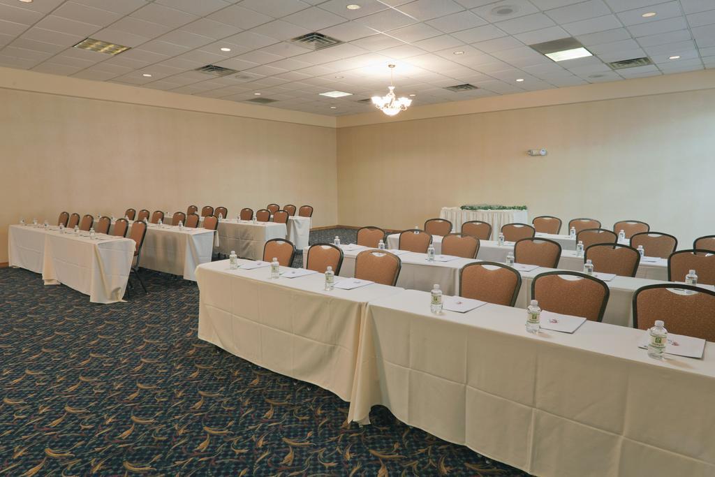 Wyndham Garden Conference Center Champaign - Urbana Hotel ภายนอก รูปภาพ