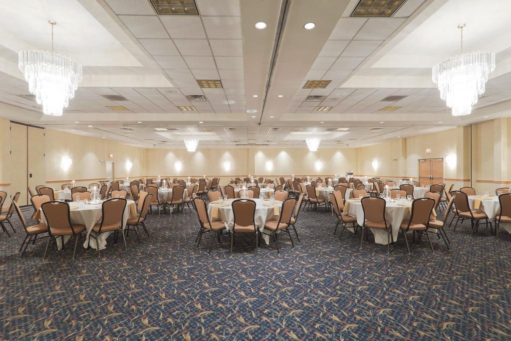 Wyndham Garden Conference Center Champaign - Urbana Hotel ภายนอก รูปภาพ