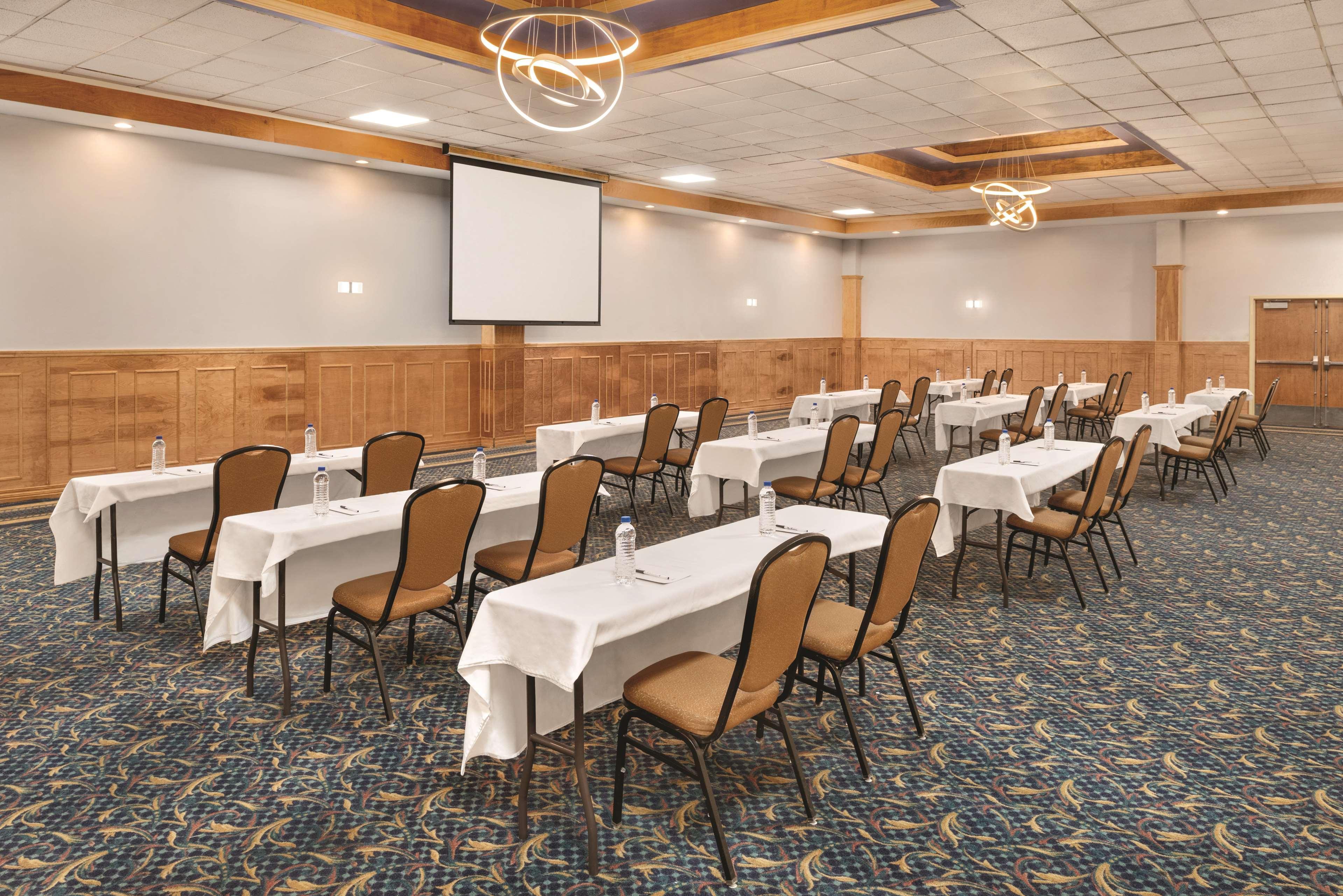 Wyndham Garden Conference Center Champaign - Urbana Hotel ภายนอก รูปภาพ