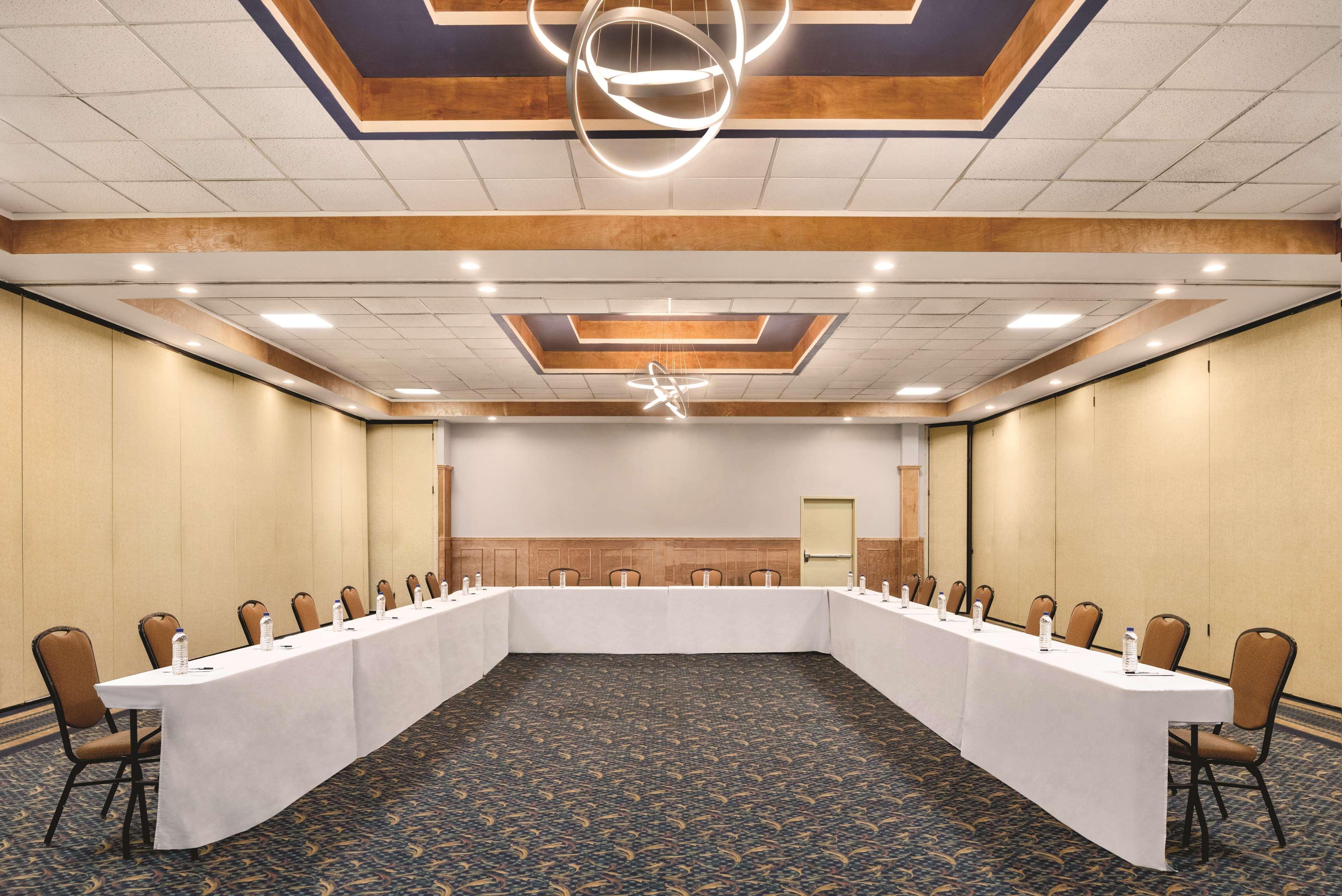 Wyndham Garden Conference Center Champaign - Urbana Hotel ภายนอก รูปภาพ