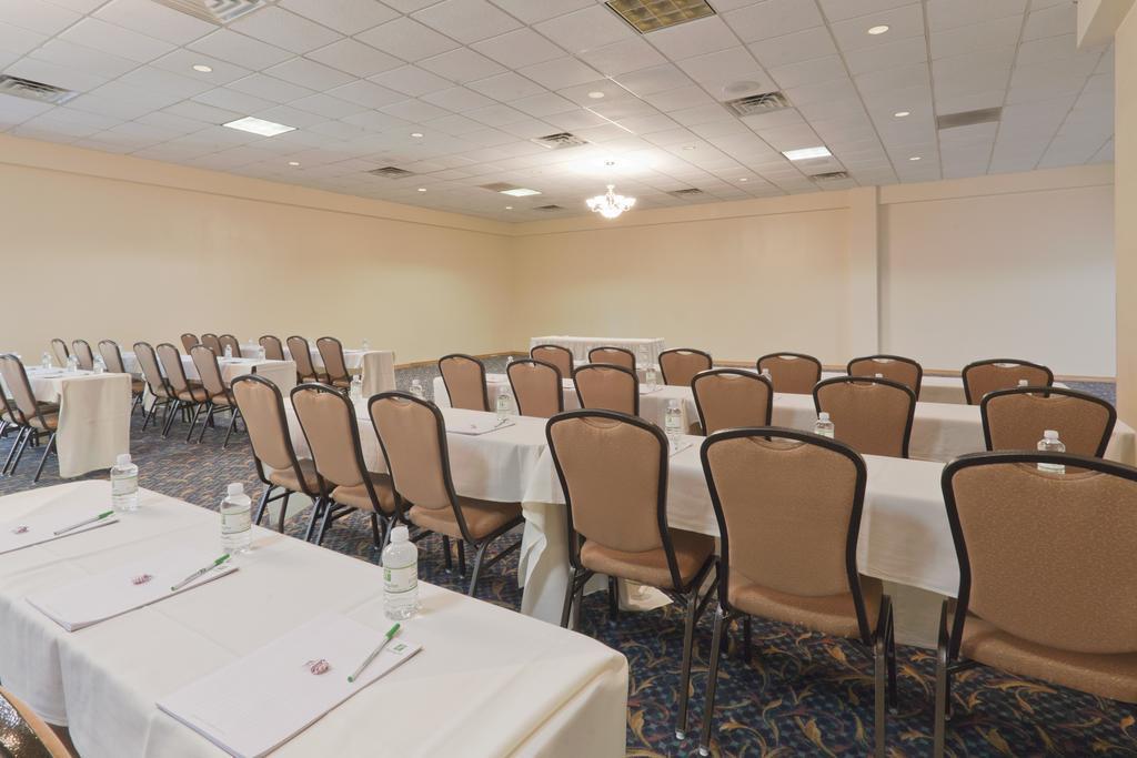 Wyndham Garden Conference Center Champaign - Urbana Hotel ภายนอก รูปภาพ