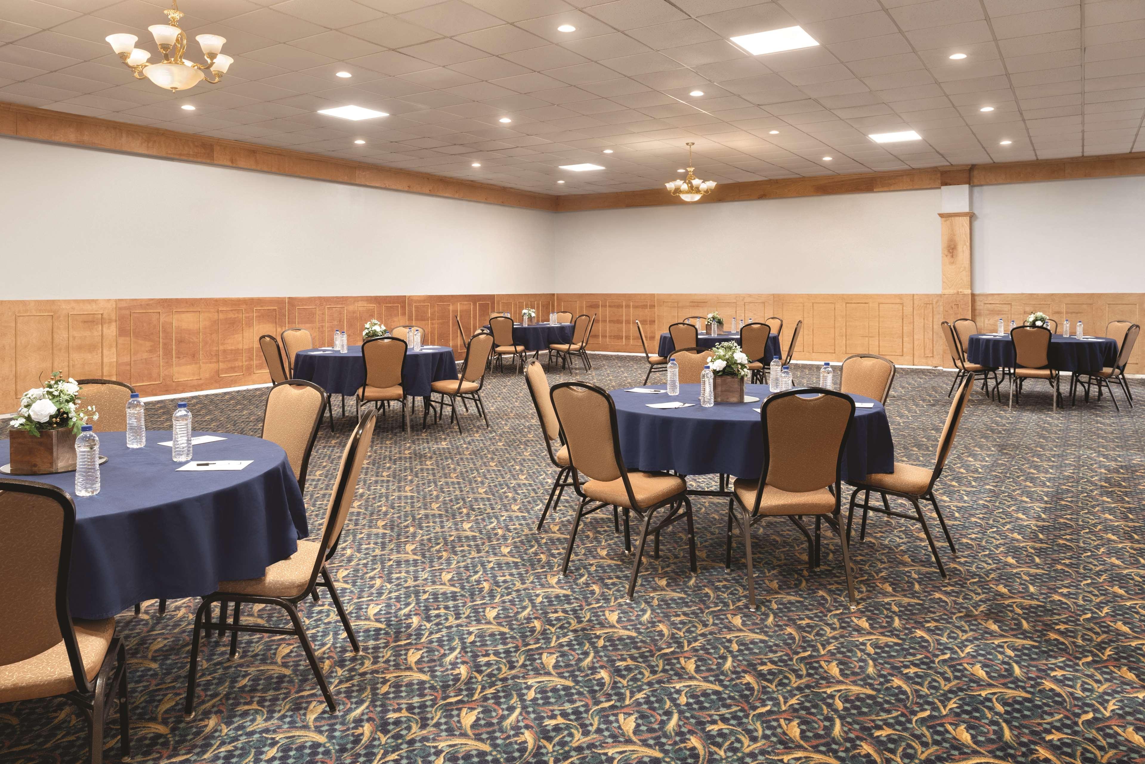 Wyndham Garden Conference Center Champaign - Urbana Hotel ภายนอก รูปภาพ