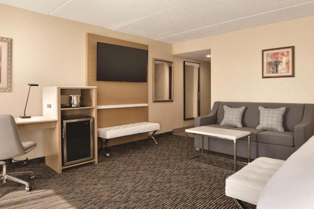 Wyndham Garden Conference Center Champaign - Urbana Hotel ภายนอก รูปภาพ