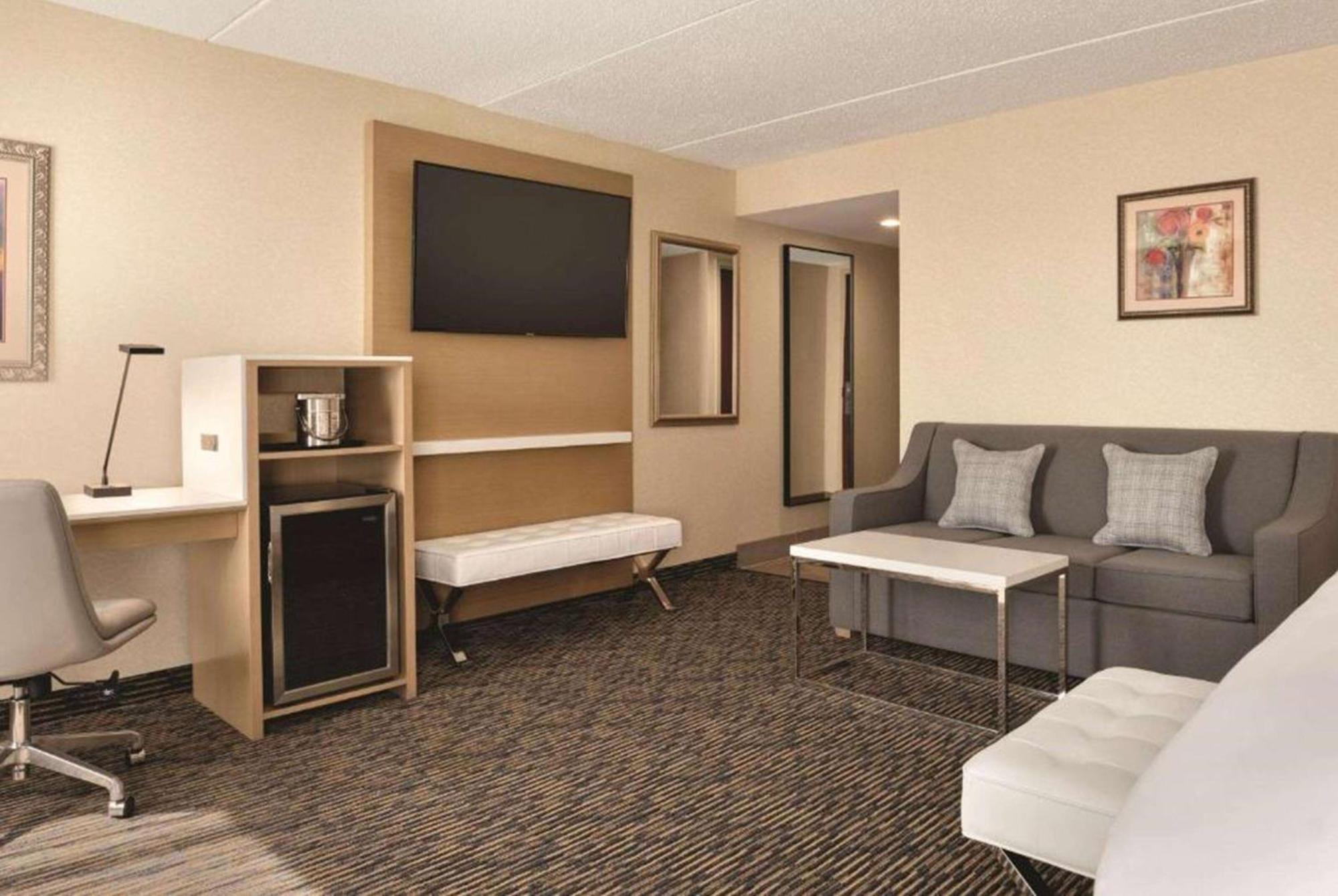 Wyndham Garden Conference Center Champaign - Urbana Hotel ภายนอก รูปภาพ