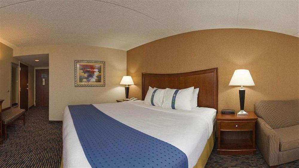 Wyndham Garden Conference Center Champaign - Urbana Hotel ภายนอก รูปภาพ