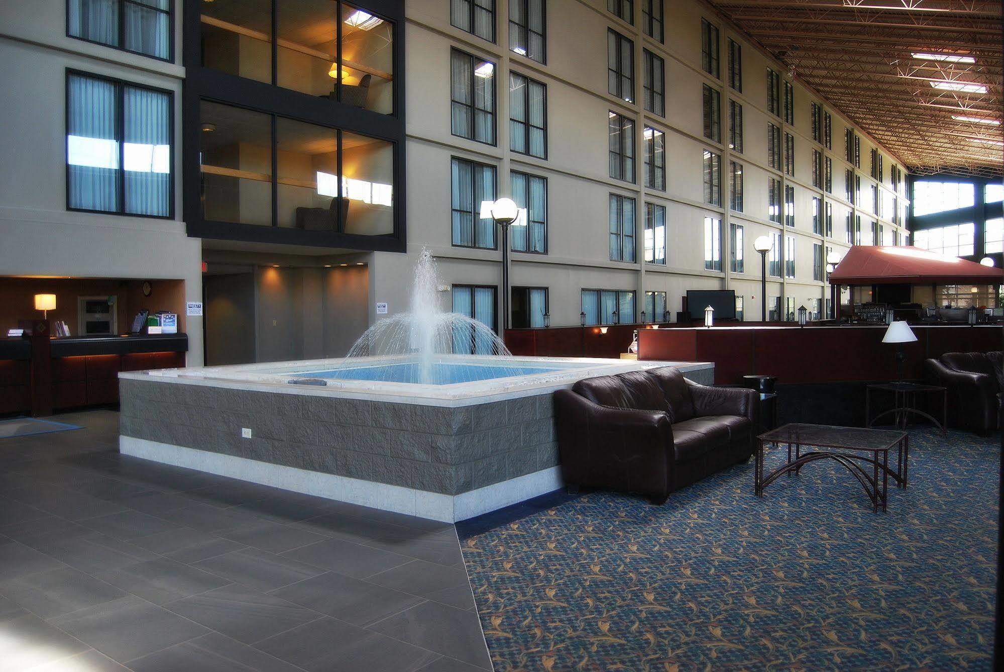 Wyndham Garden Conference Center Champaign - Urbana Hotel ภายนอก รูปภาพ